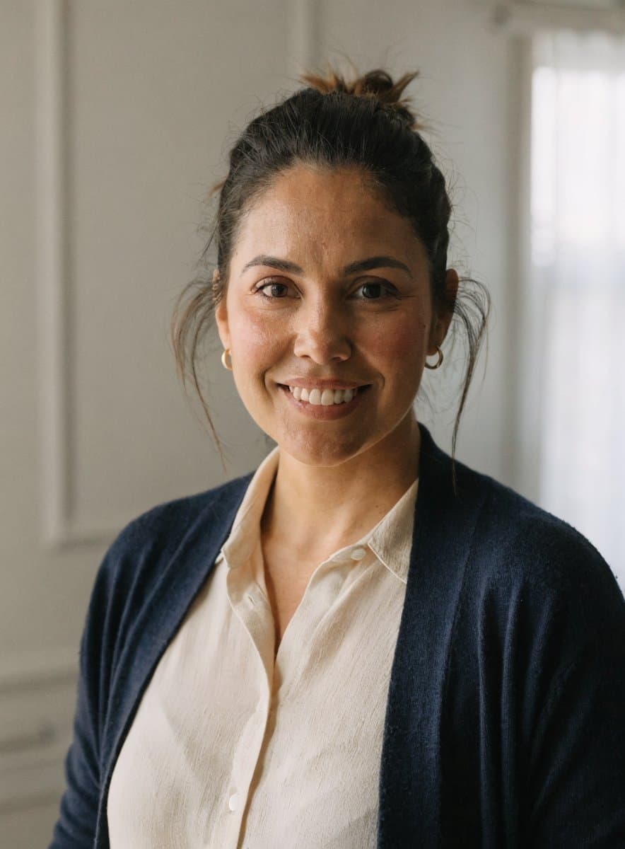 Marisol Vega, Front desk
